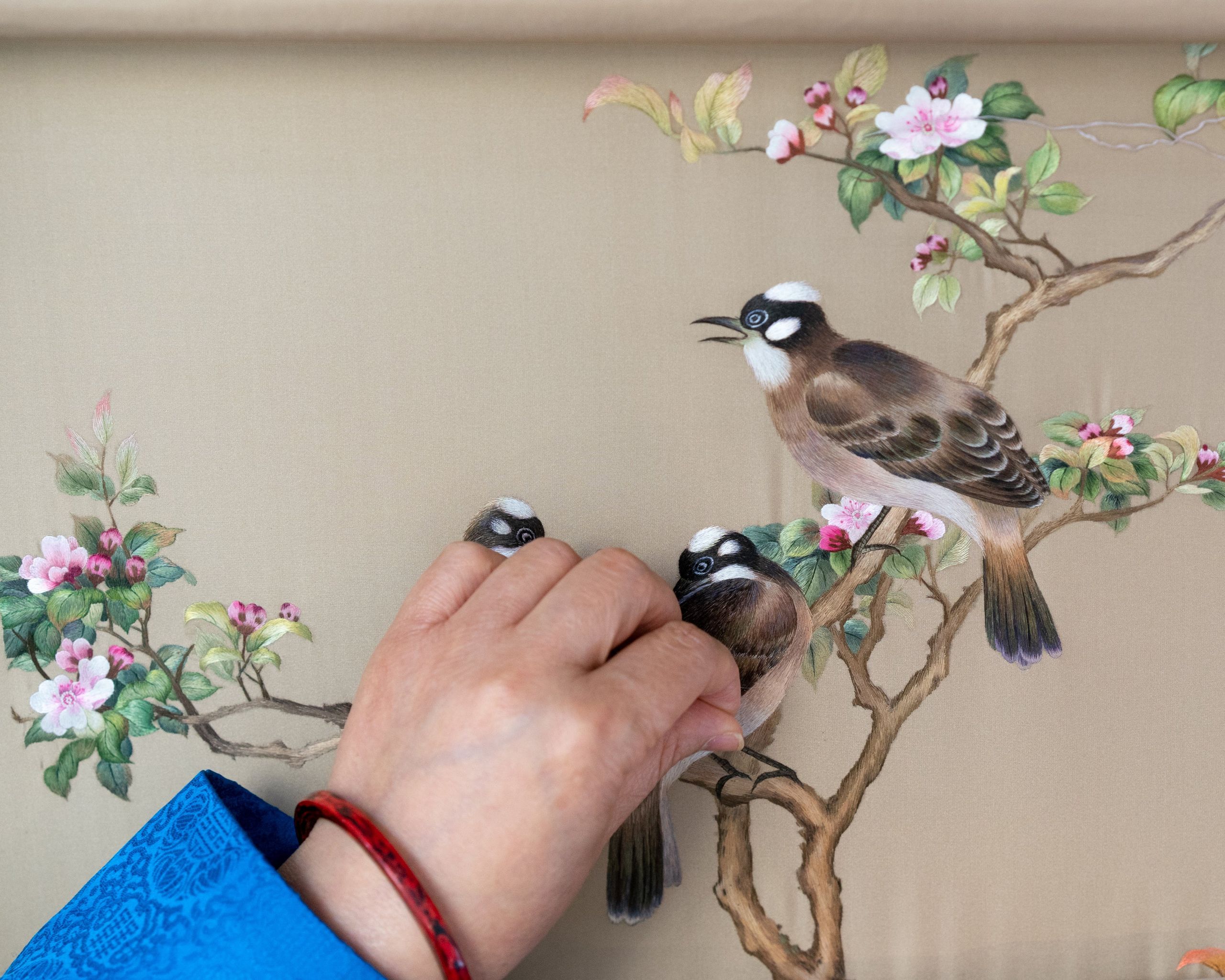 绣娘整理双面绣作品